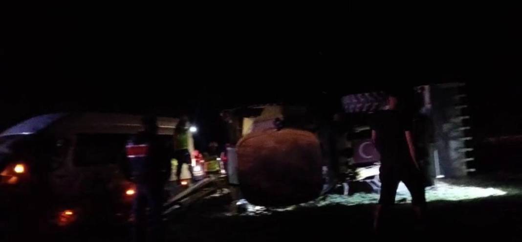 İki işçi servisi ile iş makinası çarpıştı: Ölü ve yaralılar var! 2